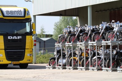 Harley transport door santi middelbeers met behulp van speciale motorkratten